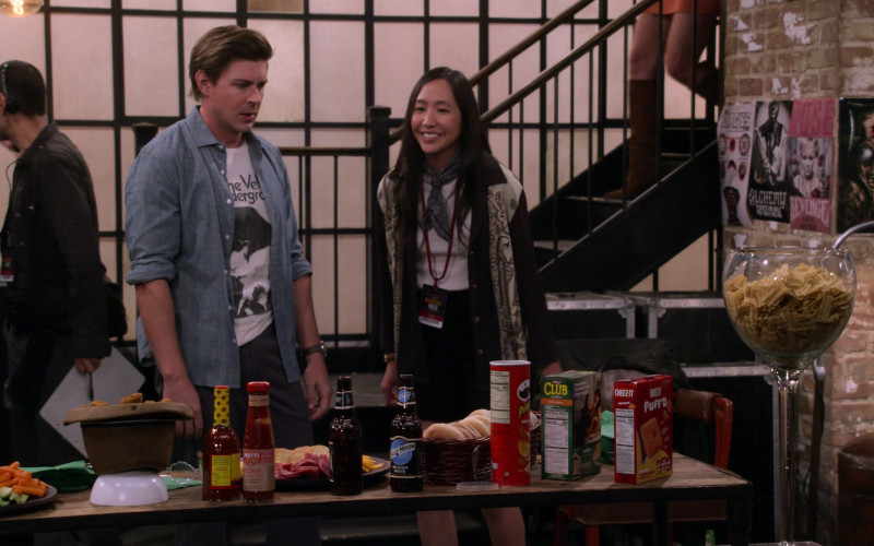 Blue Moon Beer, Pringles Potato Chips, Kellogg's Club Crackers and Cheez-It Puff'd Double Cheese Snacks in How I Met Your Father S02E05 "Ride or Die" (2023)
