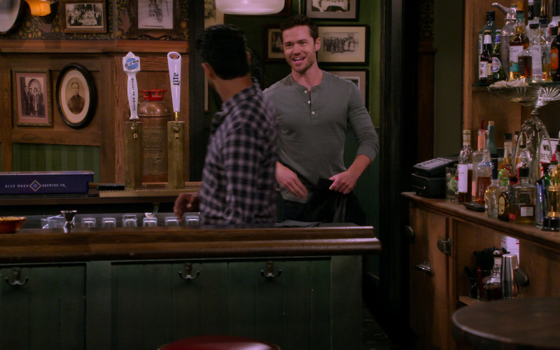 Blue Moon Brewing Co. and Miller Lite Beer in How I Met Your Father S02E04 Pathetic Deirdre (1)