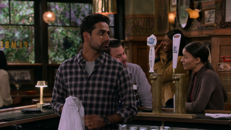 Blue Moon Brewing Co. and Miller Lite Beer in How I Met Your Father S02E04 Pathetic Deirdre (2)