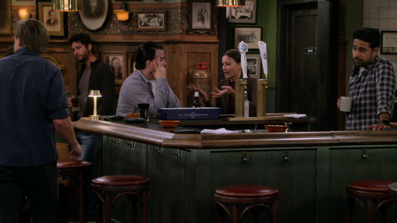 Blue Moon Brewing Co. and Miller Lite Beer in How I Met Your Father S02E04 Pathetic Deirdre (4)