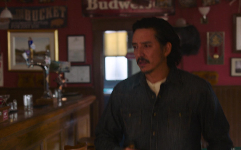 Budweiser Beer Sign in The Last of Us S01E06 Kin (2023)