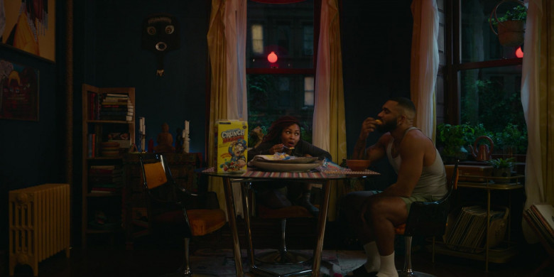 Cap'n Crunch's Crunch Berries Cereal and Hostess Twinkies Snack in Harlem S02E03 An Assist from the Sidelines (1)