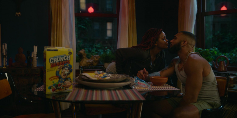 Cap'n Crunch's Crunch Berries Cereal and Hostess Twinkies Snack in Harlem S02E03 An Assist from the Sidelines (2)
