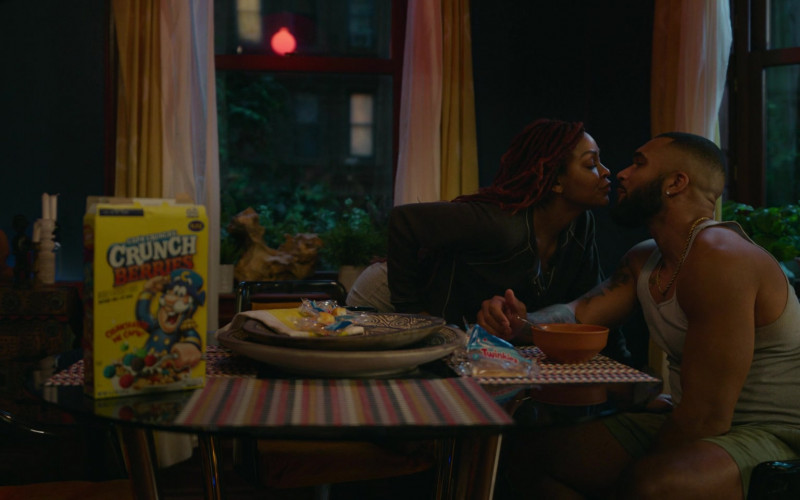 Cap’n Crunch’s Crunch Berries Cereal and Hostess Twinkies Snack in Harlem S02E03 An Assist from the Sidelines (2)