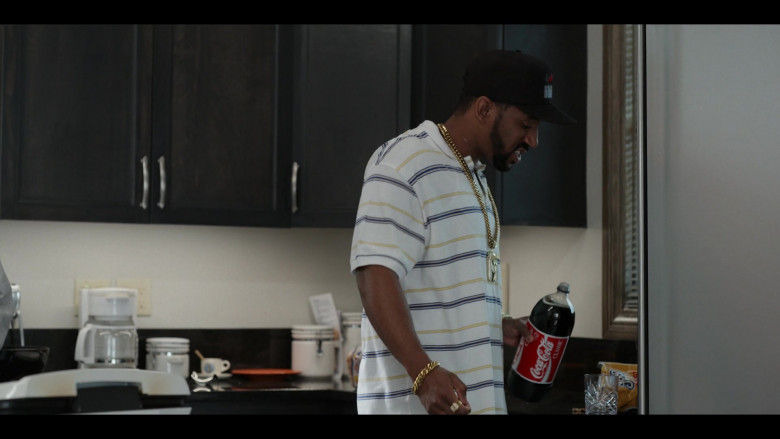 Coca-Cola Drinks and Rold Gold Pretzels in Wu-Tang An American Saga S03E02 All I Need (1)