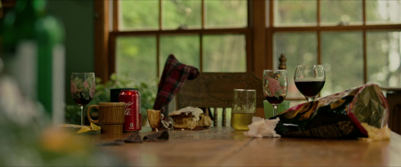 Coca-Cola Soda Can in Alice, Darling (2022)