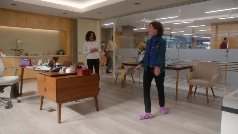 Crocs Clogs Worn by Marcia Gay Harden as Margaret in So Help Me Todd S01E12 Psilo-Sibling (3)