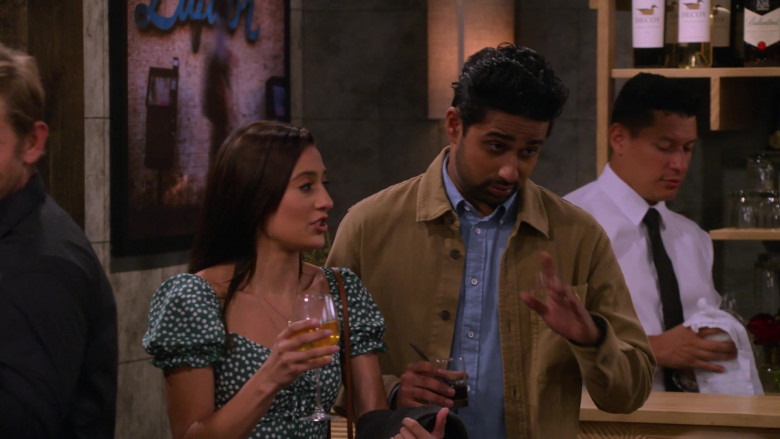 Decoy Wines and Ballantine's Scotch Whiskey in How I Met Your Father S02E03 The Reset Button (2023)