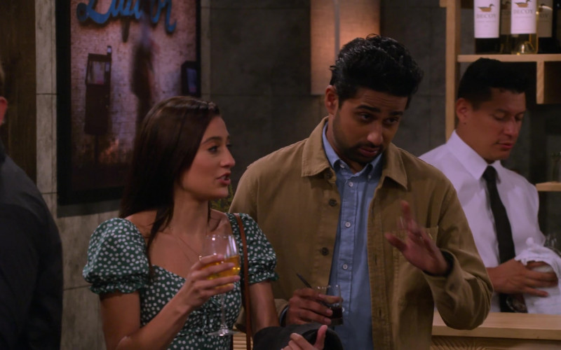 Decoy Wines and Ballantine's Scotch Whiskey in How I Met Your Father S02E03 "The Reset Button" (2023)