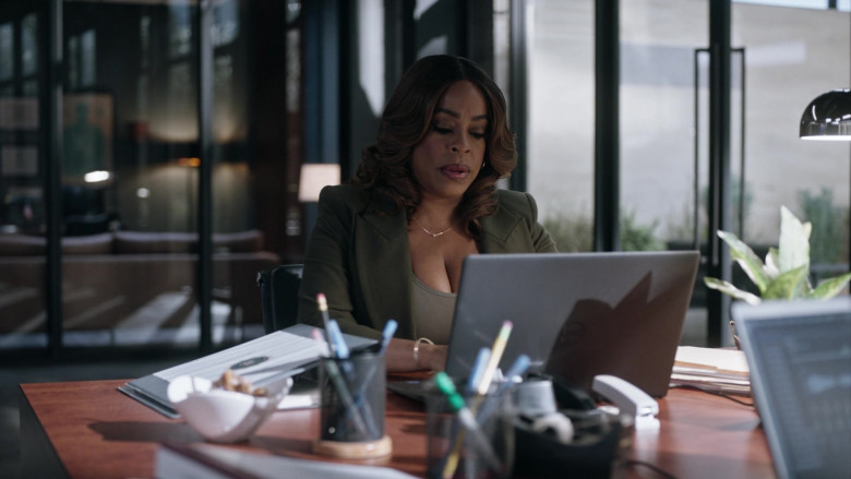 Dell Laptop Computer Used by Niecy Nash-Betts as Special Agent Simone Clark in The Rookie Feds S01E14 The Offer (2023)