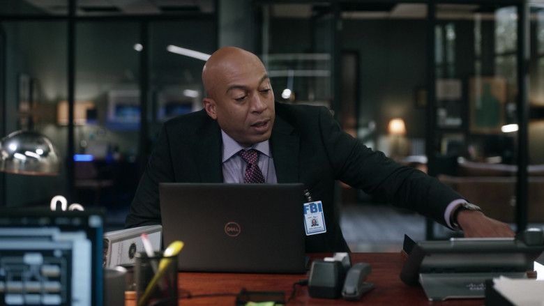 Dell Laptop of James Lesure as Special Agent Carter Hope in The Rookie Feds S01E14 The Offer (1)