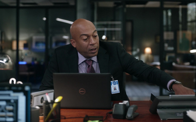 Dell Laptop of James Lesure as Special Agent Carter Hope in The Rookie Feds S01E14 The Offer (1)