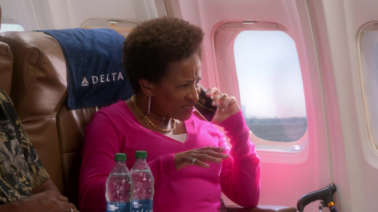 Delta Air Lines in The Upshaws S03E07 Heart Matters (2023)