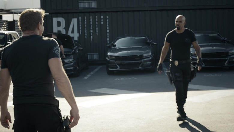 Dodge Charger Cars in S.W.A.T. S06E12 Addicted (2)