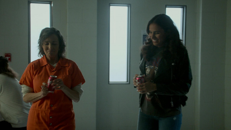 Dr Pepper Drinks in The Game S02E10 A League of Their Own (1)