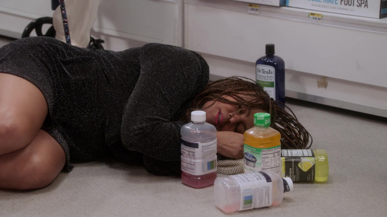 Dr Teal's Foaming Bath Soothe & Sleep with Lavender and Pedialyte Hydration Drink in The Upshaws S03E04 Off Beat (2023)