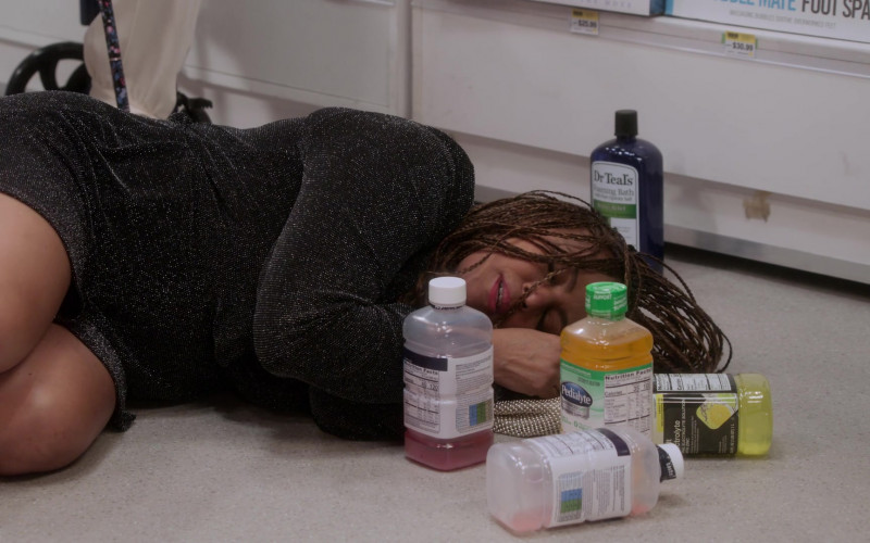 Dr Teal’s Foaming Bath Soothe & Sleep with Lavender and Pedialyte Hydration Drink in The Upshaws S03E04 Off Beat (2023)