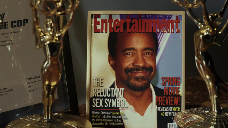Entertainment Weekly Magazine in Poker Face S01E06 Exit Stage Death (2023)
