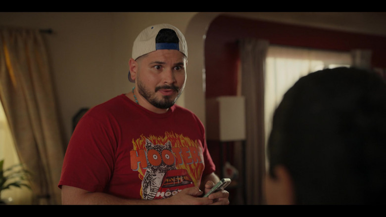 Hooters Restaurant Chain T-Shirt Worn by J.R. Villarreal as Tio Tonio in Freeridge S01E02 Cake (1)