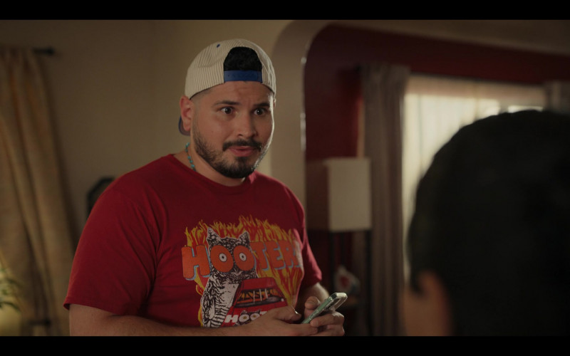 Hooters Restaurant Chain T-Shirt Worn by J.R. Villarreal as Tio Tonio in Freeridge S01E02 Cake (1)