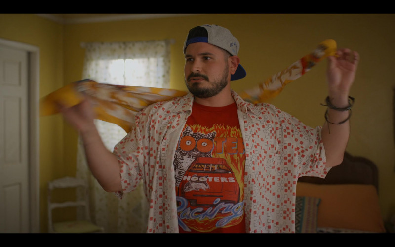 Hooters Restaurant Chain T-Shirt of J.R. Villarreal as Tio Tonio in Freeridge S01E06 Revenge (1)