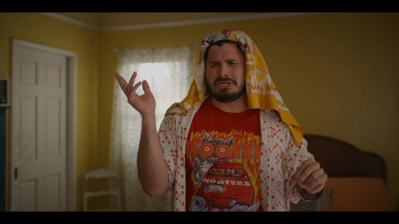 Hooters Restaurant Chain T-Shirt of J.R. Villarreal as Tio Tonio in Freeridge S01E06 Revenge (2)