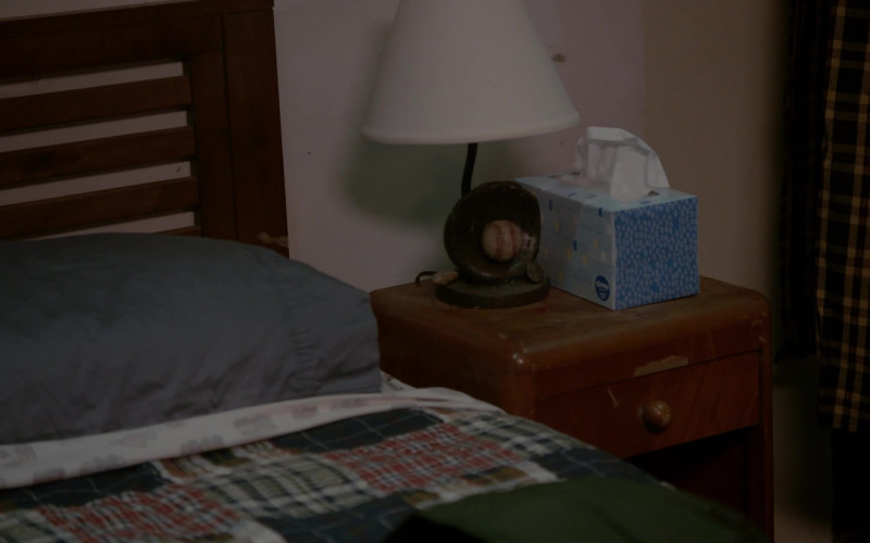 Kleenex Tissues in Chicago P.D. S10E14 Trapped (2023)