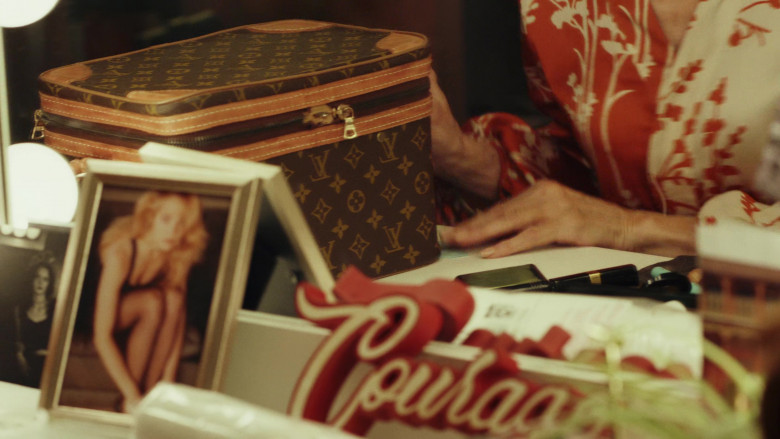 Louis Vuitton Bag of Ellen Barkin as Kathleen in Poker Face S01E06 Exit Stage Death (2)