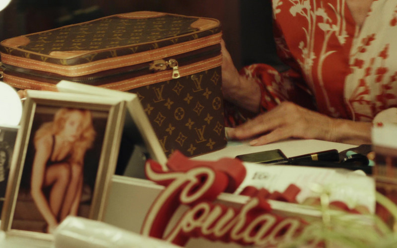 Louis Vuitton Bag of Ellen Barkin as Kathleen in Poker Face S01E06 Exit Stage Death (2)