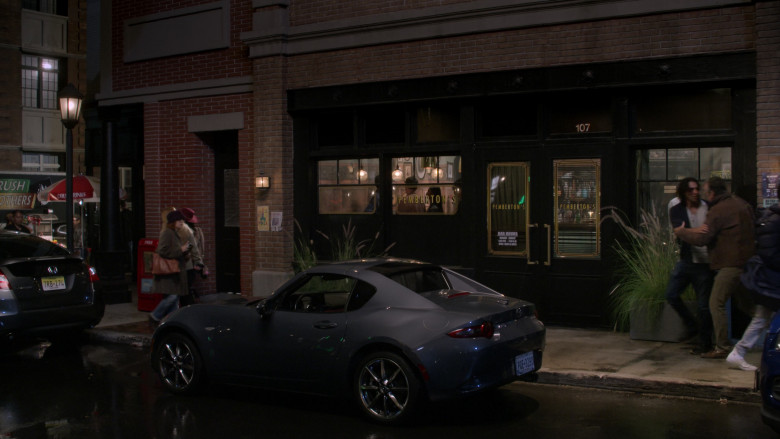 Mazda MX-5 Car in How I Met Your Father S02E06 Universal Therapy (2023)