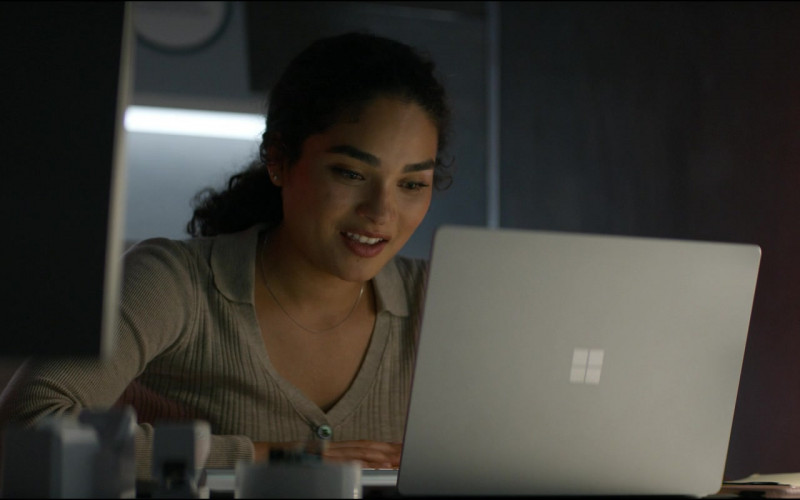 Microsoft Surface Laptop Used by Brittany O'Grady as Elaine Hayman in The Consultant S01E06 "Glass" (2023)
