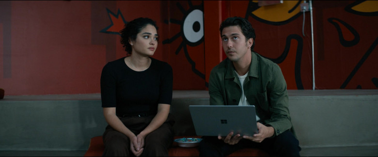 Microsoft Surface Laptop of Nat Wolff as Craig Horne in The Consultant S01E04 Sang (2023)