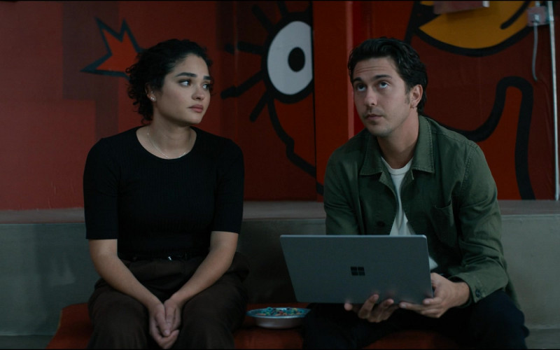 Microsoft Surface Laptop of Nat Wolff as Craig Horne in The Consultant S01E04 Sang (2023)