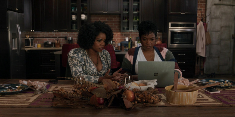 Microsoft Surface Laptops in All American Homecoming S02E11 I Can Tell (3)