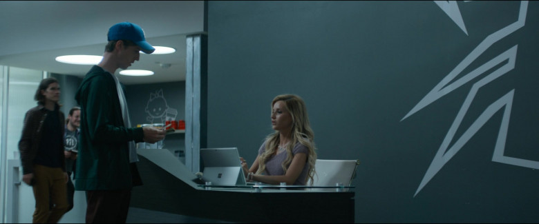 Microsoft Surface Tablet in The Consultant S01E04 Sang (2)
