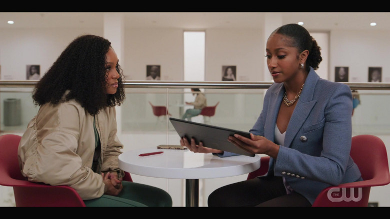 Microsoft Surface Tablets in All American Homecoming S02E12 Behind the Mask (2)
