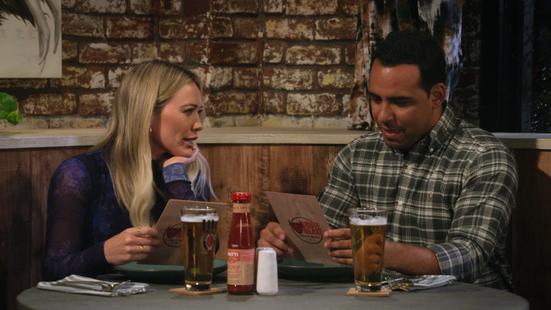 Miller Lite Beer and Mutti Ketchup in How I Met Your Father S02E06 Universal Therapy (2023)