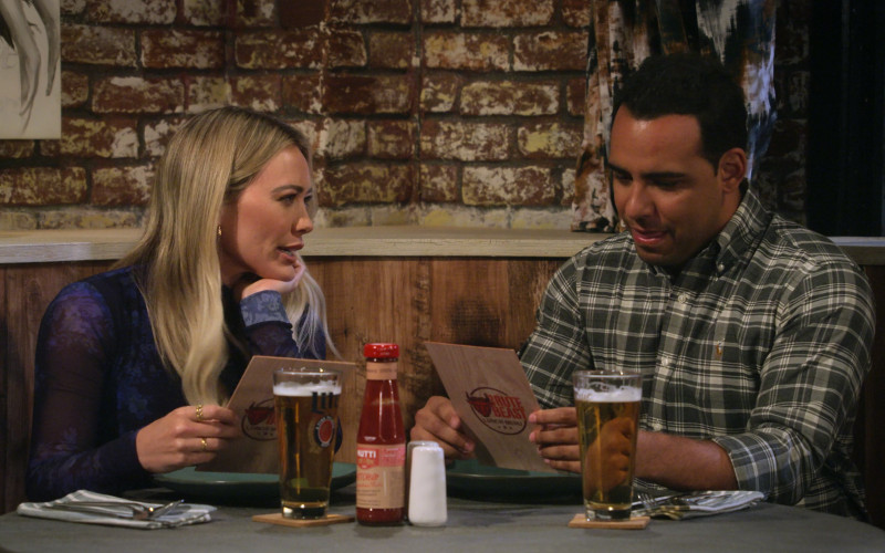 Miller Lite Beer and Mutti Ketchup in How I Met Your Father S02E06 Universal Therapy (2023)