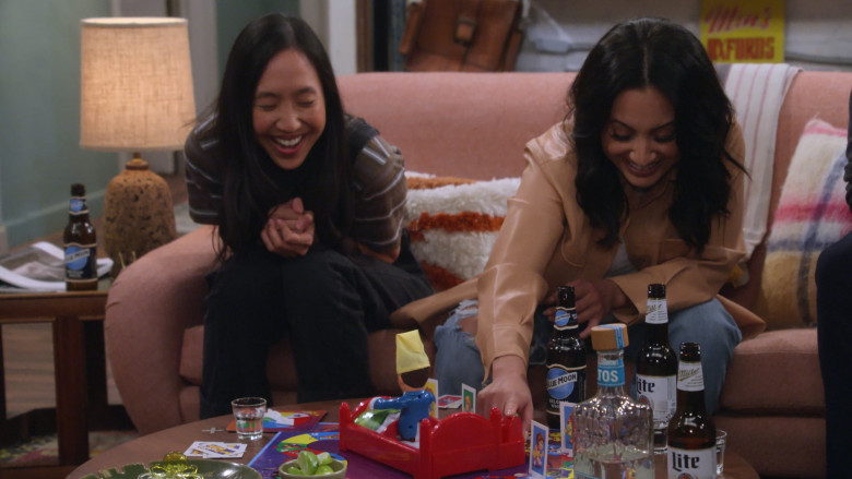 Miller Lite and Blue Moon Beer in How I Met Your Father S02E06 Universal Therapy (2)