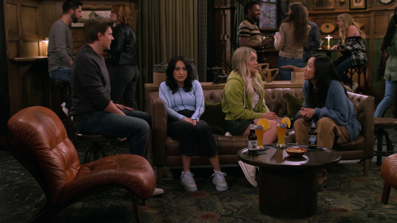 Miller Lite and Blue Moon Beer in How I Met Your Father S02E06 Universal Therapy (5)
