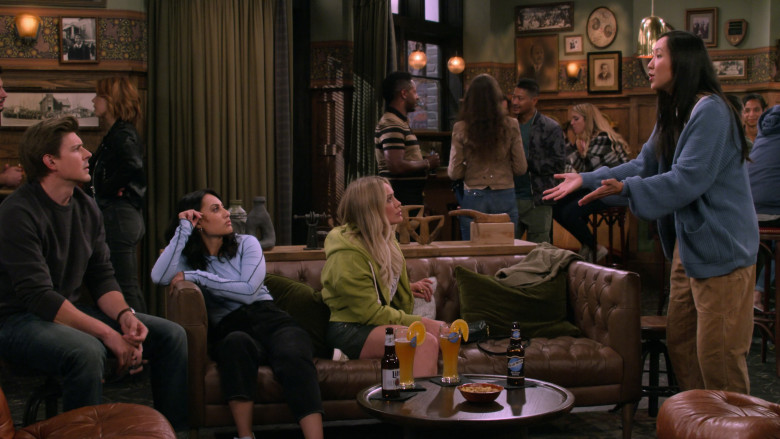 Miller Lite and Blue Moon Beer in How I Met Your Father S02E06 Universal Therapy (6)