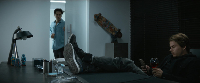 Nike Air Sneakers in The Consultant S01E08 Hammer (2)