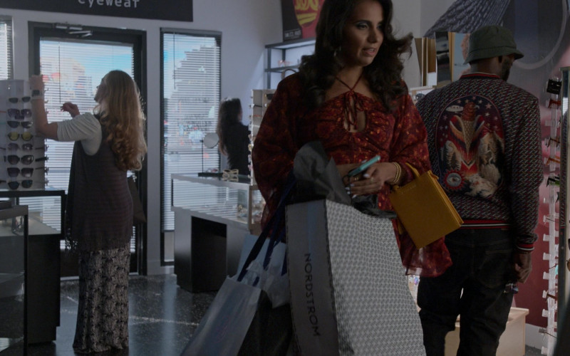Nordstrom Store Paper Bag in The Game S02E09 "Fear & Loathing in Las Vegas" (2023)