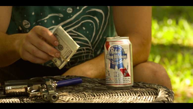 Pabst Blue Ribbon Beer Cans in Outer Banks S03E08 Tapping the Rudder (6)