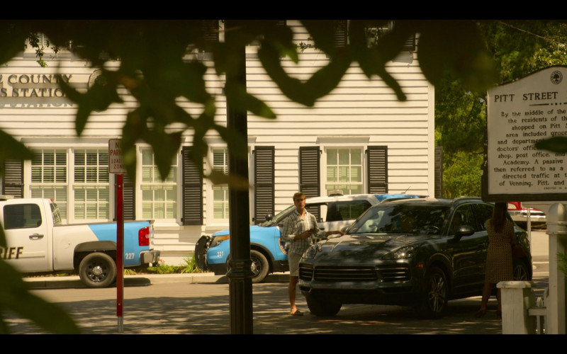 Porsche Cayenne Car in Outer Banks S03E08 "Tapping the Rudder" (2023)