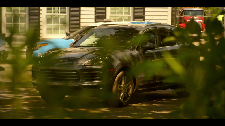 Porsche Cayenne Car in Outer Banks S03E08 Tapping the Rudder (3)