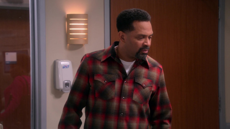Purell Hand Sanitizer Dispensers in The Upshaws S03E07 Heart Matters (2)