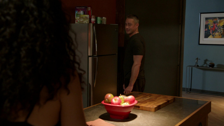 Quaker Apples & Cinnamon Instant Oatmeal and Nature Valley Granola Bars in Chicago Fire S11E13 The Man of the Moment (2023)