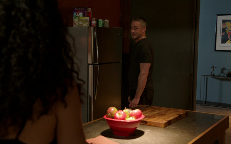Quaker Apples & Cinnamon Instant Oatmeal and Nature Valley Granola Bars in Chicago Fire S11E13 The Man of the Moment (2023)