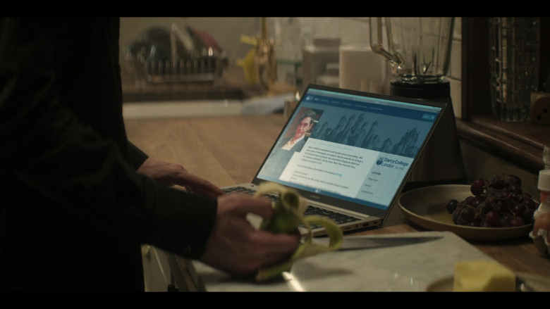 Samsung Laptop in You S04E01 Joe Takes a Holiday (2023)